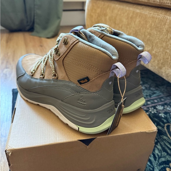 Teva Women's Hiking Boots NWT - Picture 2 of 4